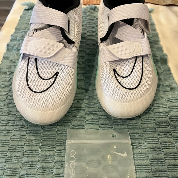 Women’s Nike cleats. Never used. Size 7. - Picture 7 of 9